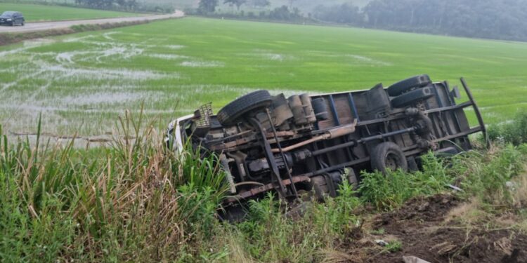 Caminhão e moto se envolvem em acidente em Massaranduba
