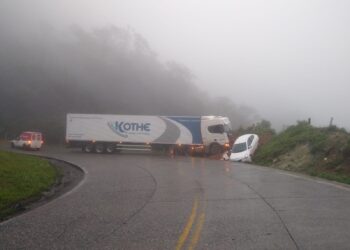 Caminhão perde o controle, bate em carro que aguardava guincho e é atingido por outro caminhão em SC