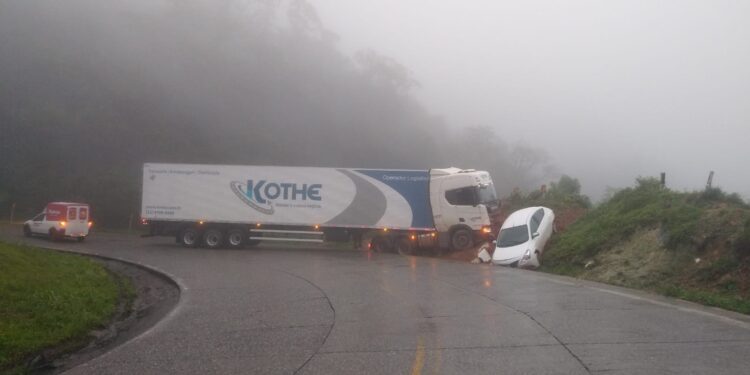 Caminhão perde o controle, bate em carro que aguardava guincho e é atingido por outro caminhão em SC