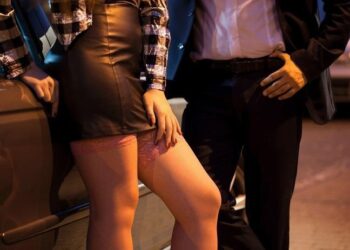 Homem gasta R$ 6 mil em casa de prostituição e chama mãe para pagar conta