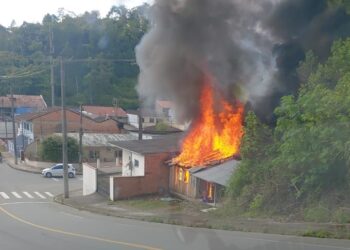 [Vídeo] Residência é consumida por incêndio em Jaraguá do Sul