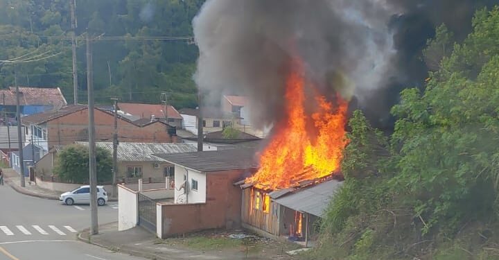 [Vídeo] Residência é consumida por incêndio em Jaraguá do Sul