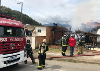 Residência onde viviam 7 pessoas é destruída pelo fogo em Jaraguá do Sul