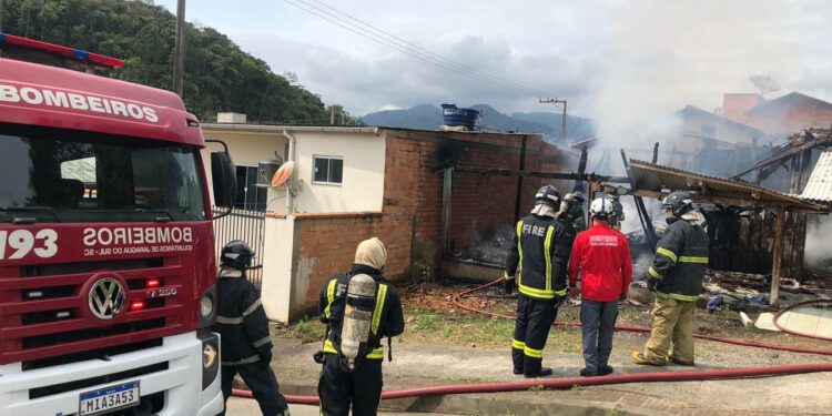 Residência onde viviam 7 pessoas é destruída pelo fogo em Jaraguá do Sul