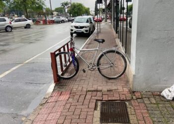 Ciclista bloqueia passagem de pedestres em Jaraguá do Sul