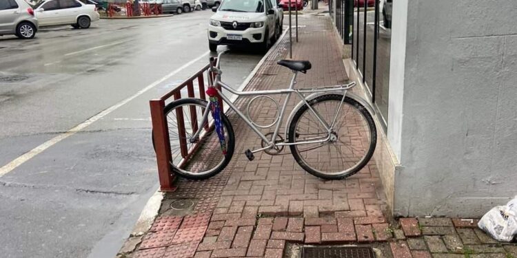 Ciclista bloqueia passagem de pedestres em Jaraguá do Sul