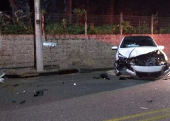 Motorista perde controle e bate carro em Schroeder