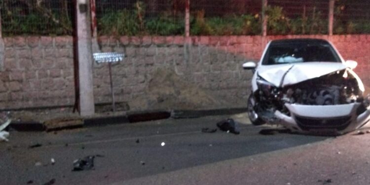 Motorista perde controle e bate carro em Schroeder