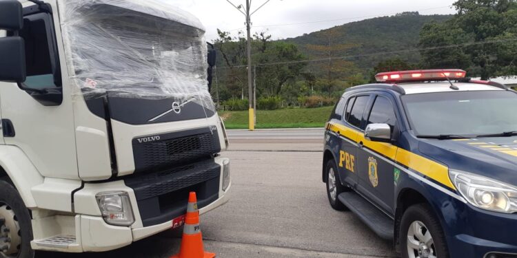 Caminhão enrolado em plástico é flagrado na BR-101