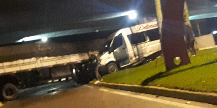 Acidente com van de bailarinos do Festival de Dança de Joinville deixa feridos