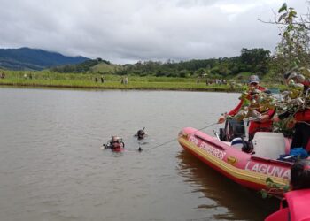 Canoa vira, 3 caem na água e criança de 9 anos é única sobrevivente em SC