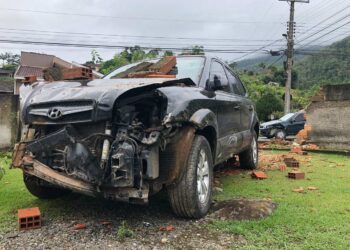Carro colide contra muro e invade residência após acidente em Jaraguá do Sul