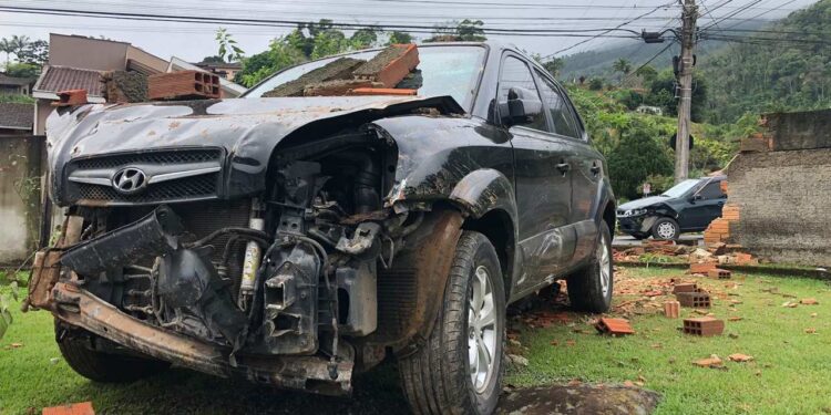 Carro colide contra muro e invade residência após acidente em Jaraguá do Sul