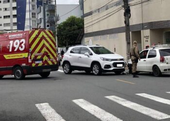 Dois carros colidem no Centro de Jaraguá do Sul