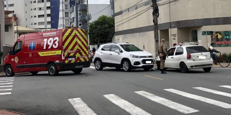 Dois carros colidem no Centro de Jaraguá do Sul