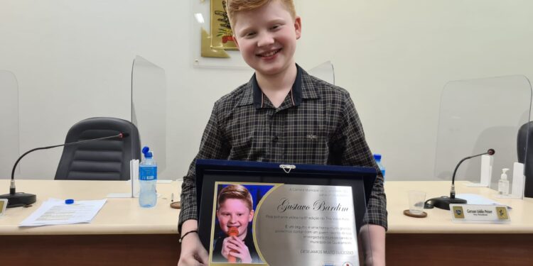 Cantor Gustavo Bardim é homenageado na Câmara de Vereadores de Guaramirim