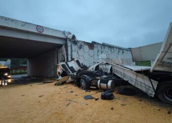 [Vídeo] Carreta cai de viaduto da BR-101, em Penha