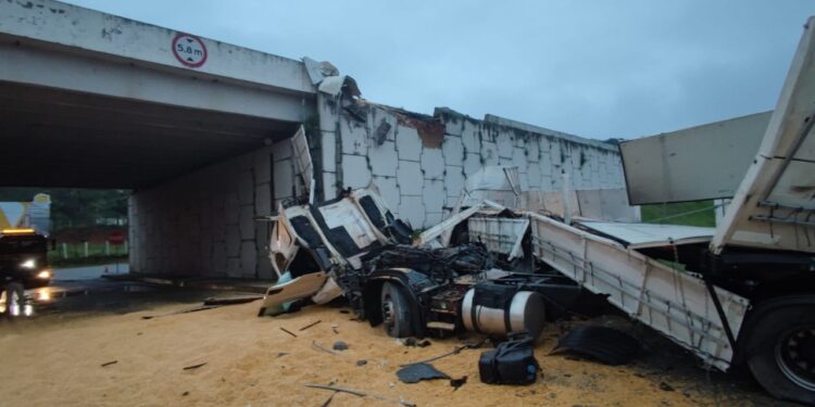 [Vídeo] Carreta cai de viaduto da BR-101, em Penha