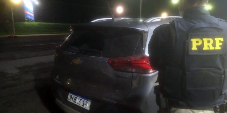 Carro alugado em SP e não devolvido é recuperado na BR-101