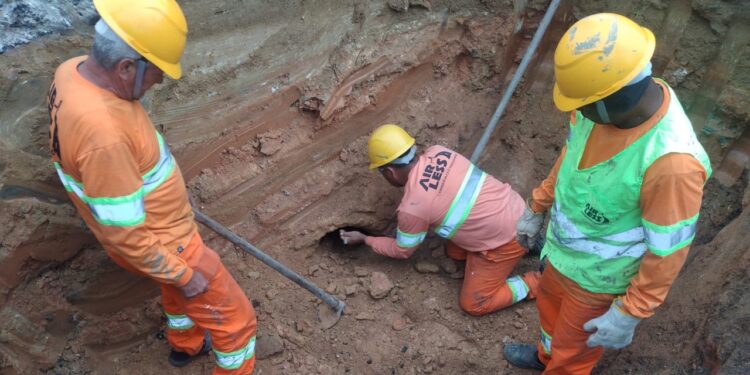 Cratera na BR-101 causa filas e congestionamentos