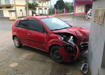 Motorista bate contra muro de residência em Schroeder