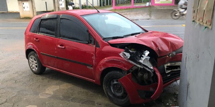 Motorista bate contra muro de residência em Schroeder