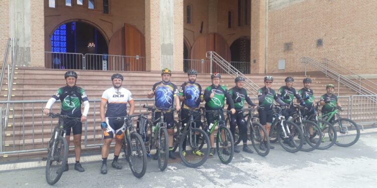 Guaramirenses chegam a Aparecida (SP) após viagem de bicicleta e de fé