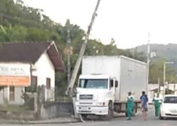 Caminhão bate em poste e parte de Schroeder fica sem energia