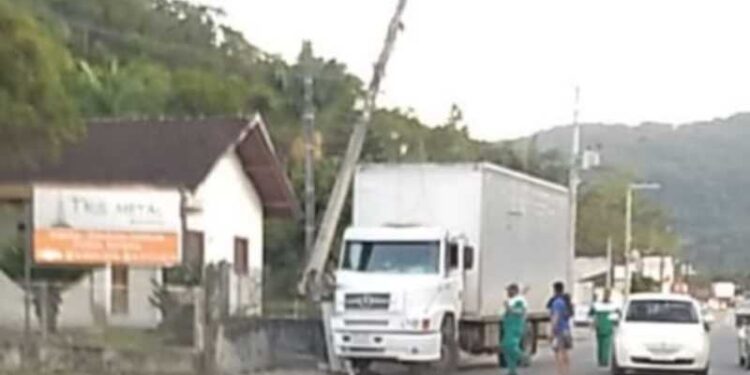 Caminhão bate em poste e parte de Schroeder fica sem energia