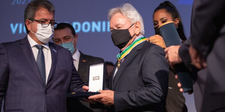 [Vídeo] Vicente Donini recebe Ordem do Mérito da Indústria