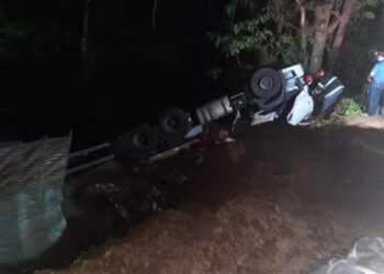 Motorista morre após carreta tombar em Corupá