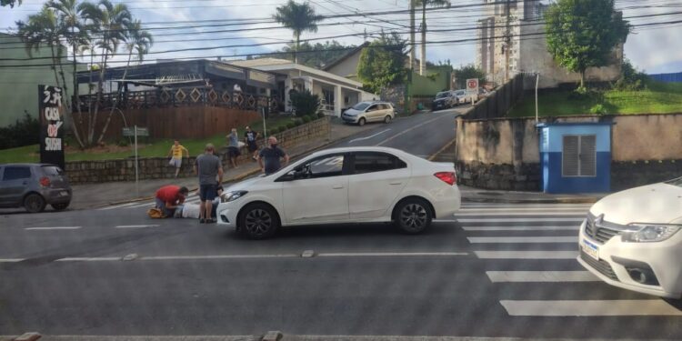 Idosa é atropelada no Centro de Jaraguá do Sul