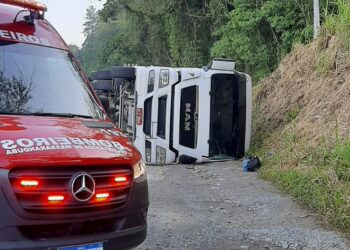 Carreta tomba na SC-108 em Massaranduba