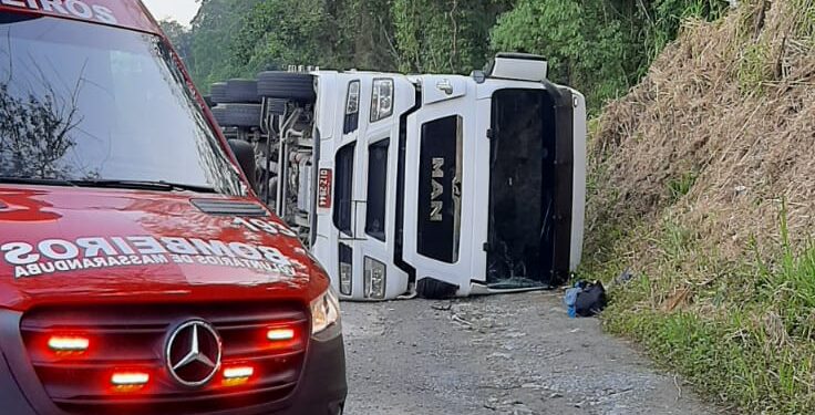 Carreta tomba na SC-108 em Massaranduba