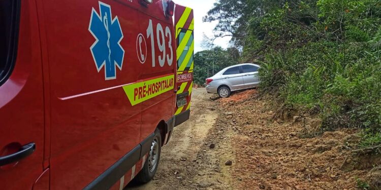 Motorista bate o carro após mal súbito em Schroeder