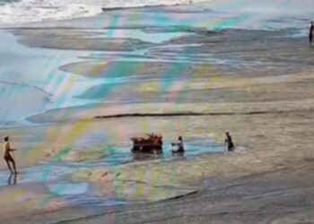 [Vídeo] Mulher fica atolada em obra de alargamento da praia em Balneário Camboriú