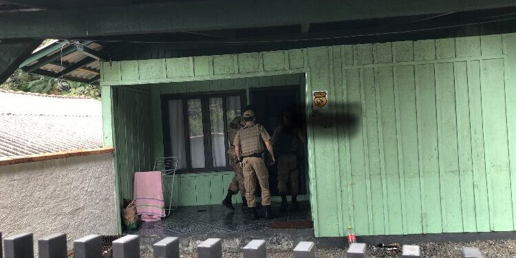 Casal é preso após abrigar assaltantes em Guaramirim