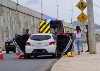 Mulher fica ferida após colisão entre caminhão e carro em Guaramirim