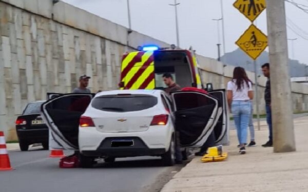 Mulher fica ferida após colisão entre caminhão e carro em Guaramirim