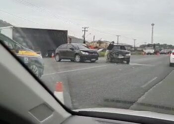 [Vídeo] Duas pessoas ficam feridas em acidente na BR-280, em Guaramirim