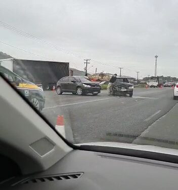 [Vídeo] Duas pessoas ficam feridas em acidente na BR-280, em Guaramirim