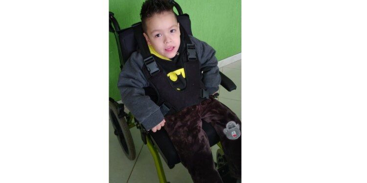 Após conseguir R$ 50 mil em vakinha, menino jaraguaense com paralisia cerebral realiza cirurgia