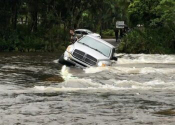 Motorista tenta atravessar ponte e carro cai em rio no Norte catarinense