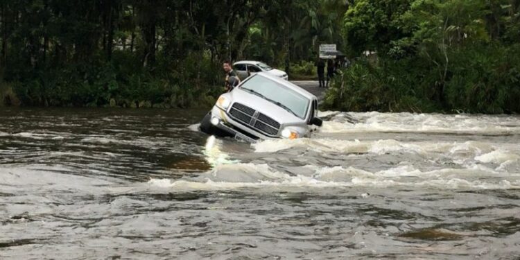 Motorista tenta atravessar ponte e carro cai em rio no Norte catarinense