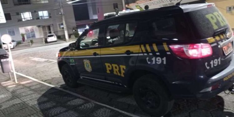 Motorista vai ‘resgatar’ amigo de blitz e é preso por dirigir bêbado em SC