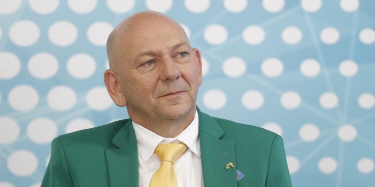 Vereadores de Florianópolis rejeitam moção de apoio a Luciano Hang