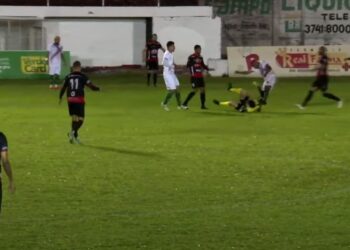 [Vídeo] Depois de chutar a cabeça do árbitro, jogador é preso no estádio no Rio Grande do Sul