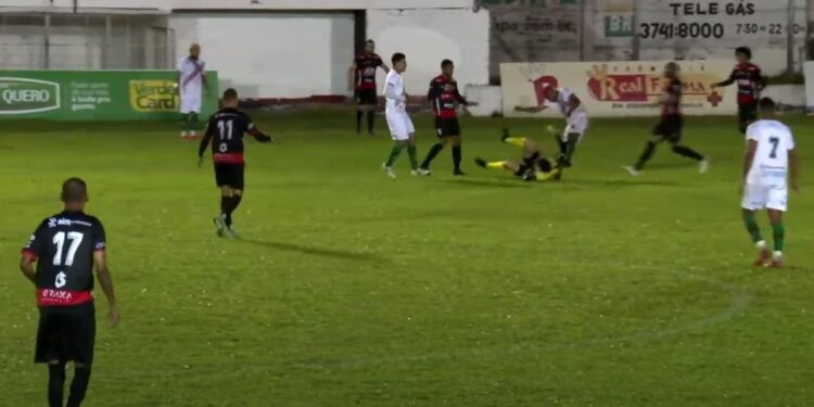 [Vídeo] Depois de chutar a cabeça do árbitro, jogador é preso no estádio no Rio Grande do Sul