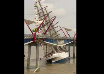 [VÍDEO] Navio-veleiro da Marinha do Brasil se choca contra ponte no Equador