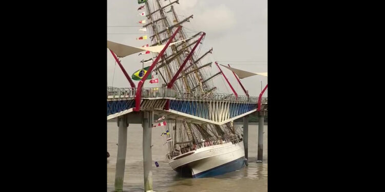 [VÍDEO] Navio-veleiro da Marinha do Brasil se choca contra ponte no Equador